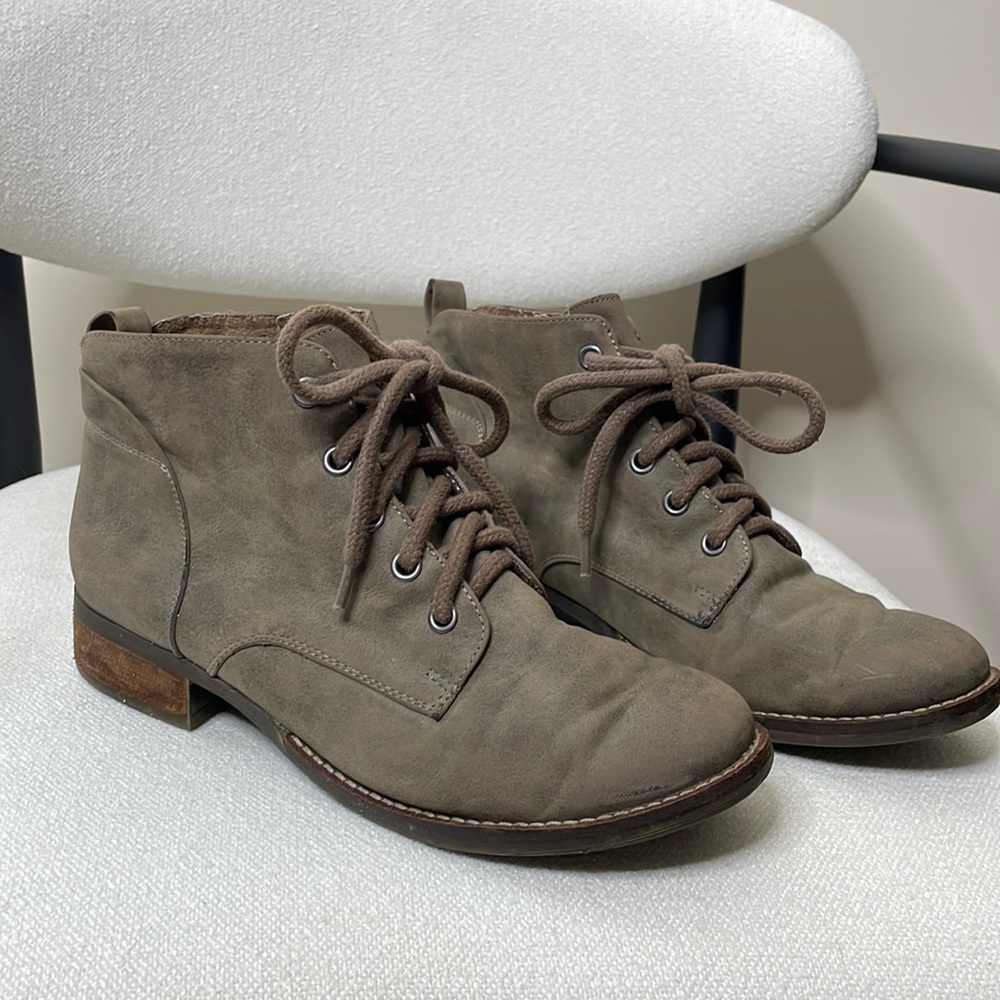 Women’s skinned ankle booties